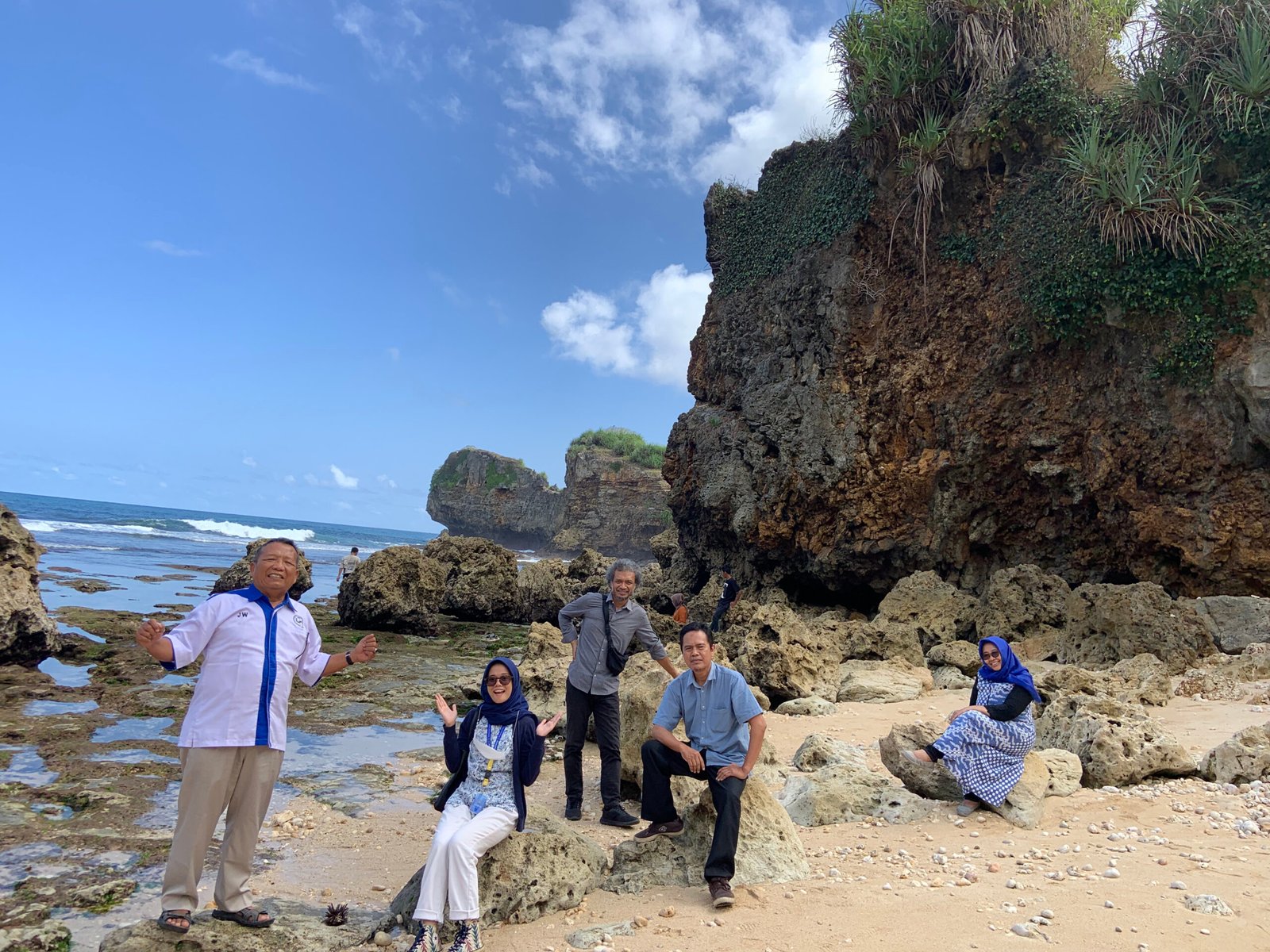 Pesona Pantai Ngedan: Camping Ground dengan Pemandangan Sunset dan Pasir Indah di Selatan Kota Yogyakarta